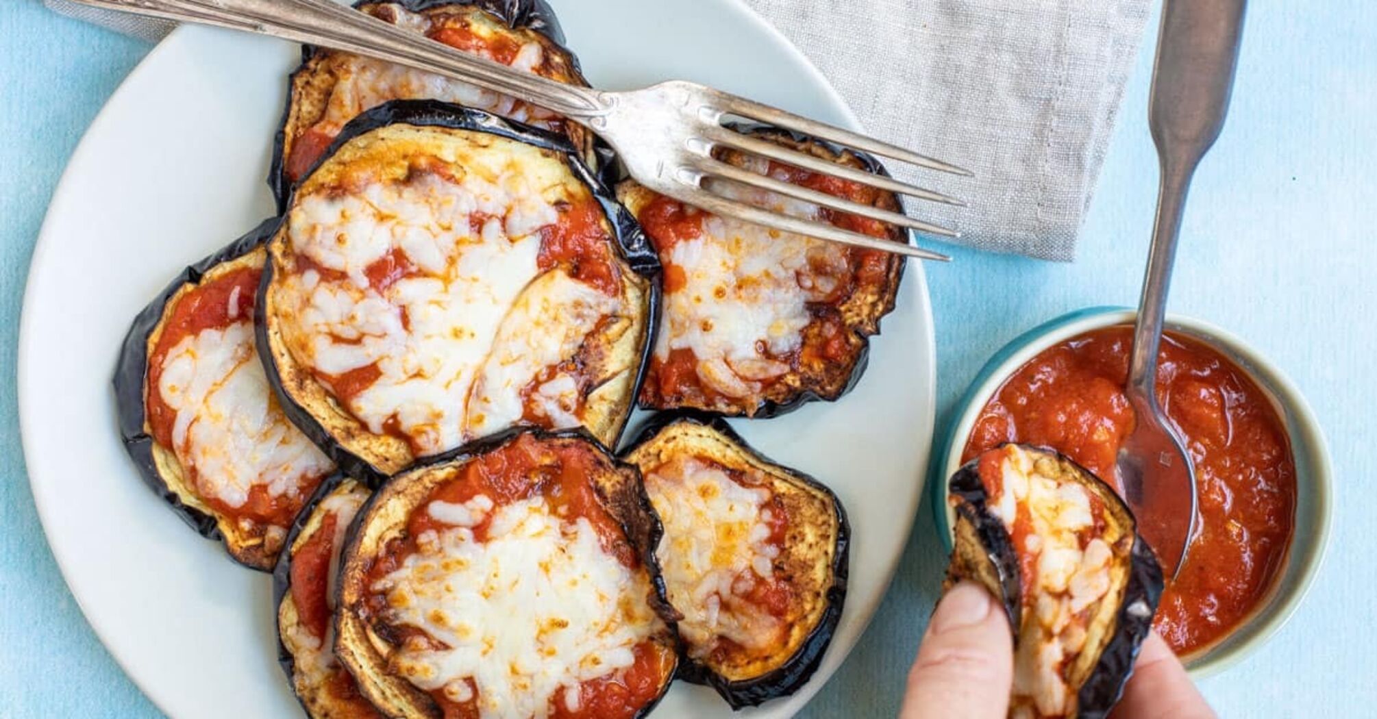 Delicious eggplant appetizer with cheese and tomatoes: it takes minutes to prepare