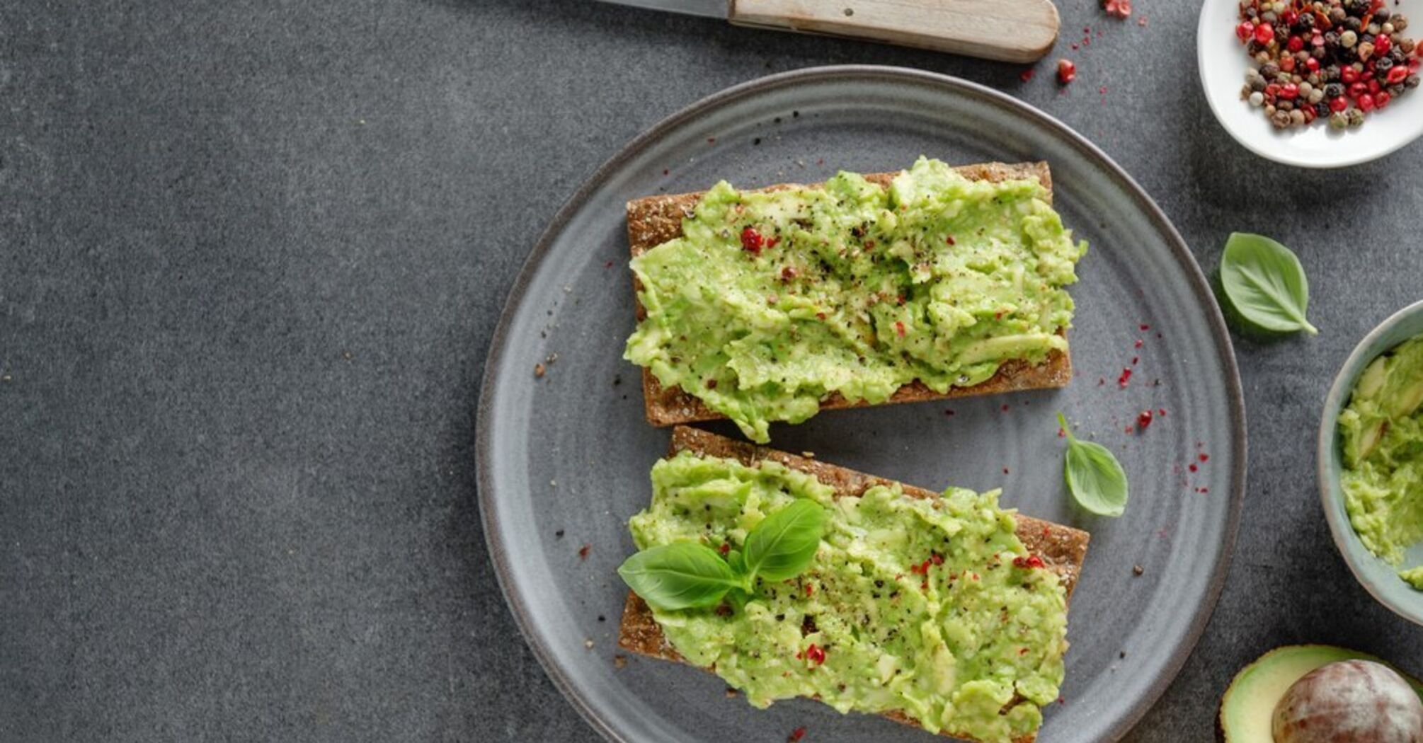 Тосты с зеленым спредом