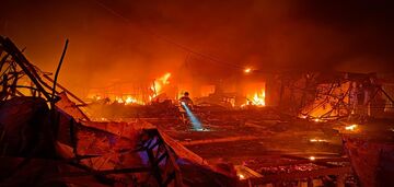 Okupanci ostrzelali rakietami Mikołajów, wybuchły pożary: zginęła kobieta, a 16 osób zostało rannych. Zdjęcia.