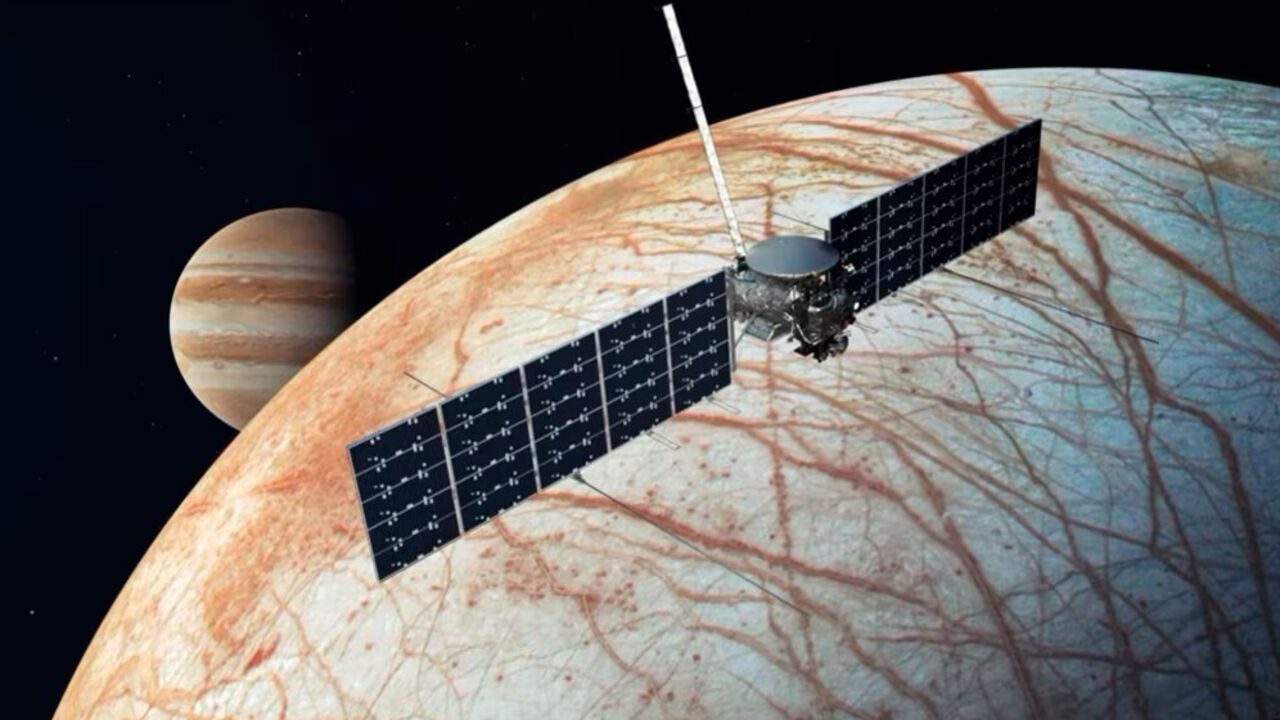 Sonda kosmiczna NASA zmierza w kierunku lodowego satelity Jowisza w poszukiwaniu życia: co wiadomo o historycznej misji?