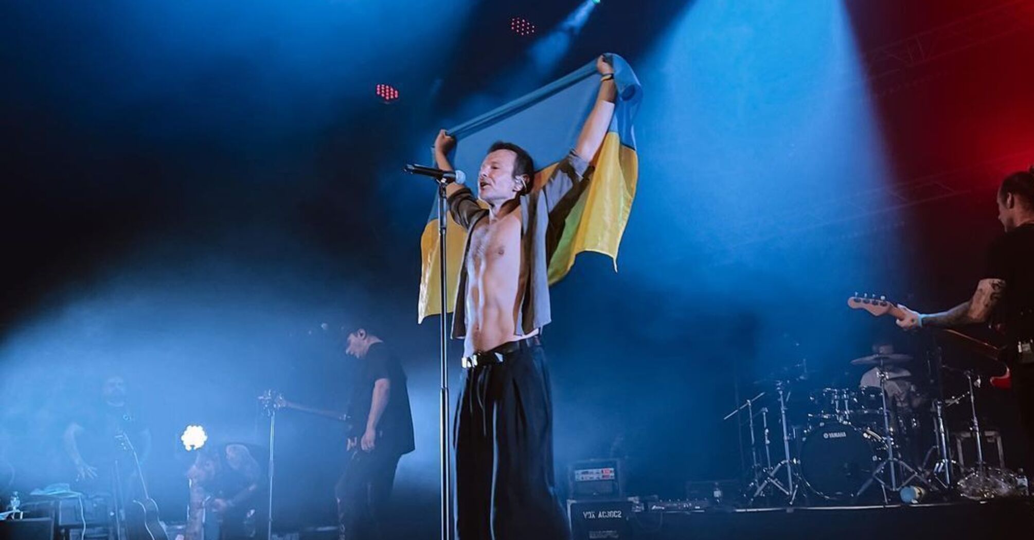 Svyatoslav Vakarchuk fulfilled the dream of a fan who stood with a poster during the whole concert: what he asked for. Video