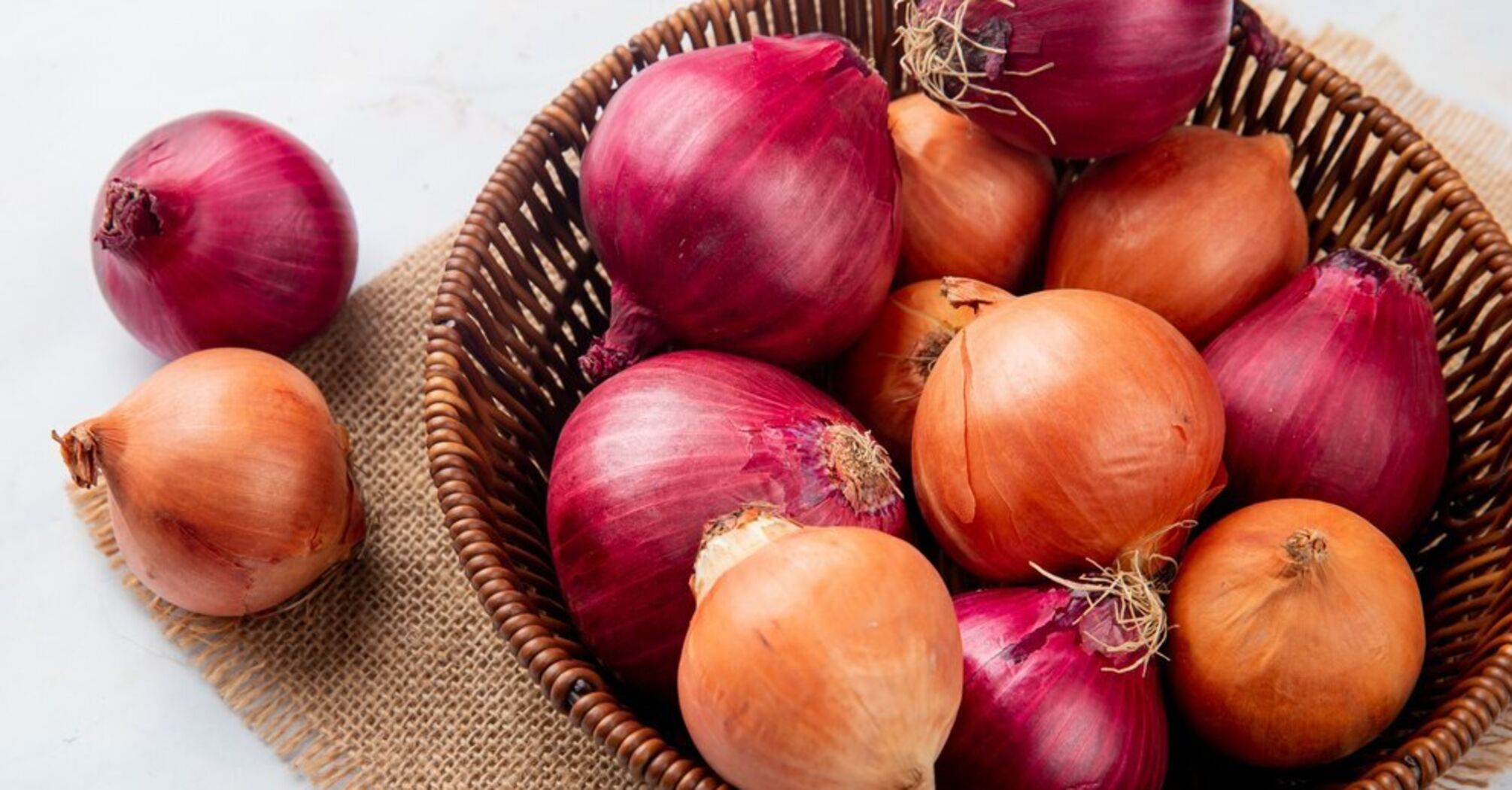 Never eat onions if they are like this: how to determine that the vegetable has spoiled