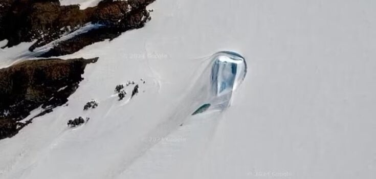 A mysterious "doorway" at the top of Antarctica was spotted on Google Maps: what scientists say. Photo