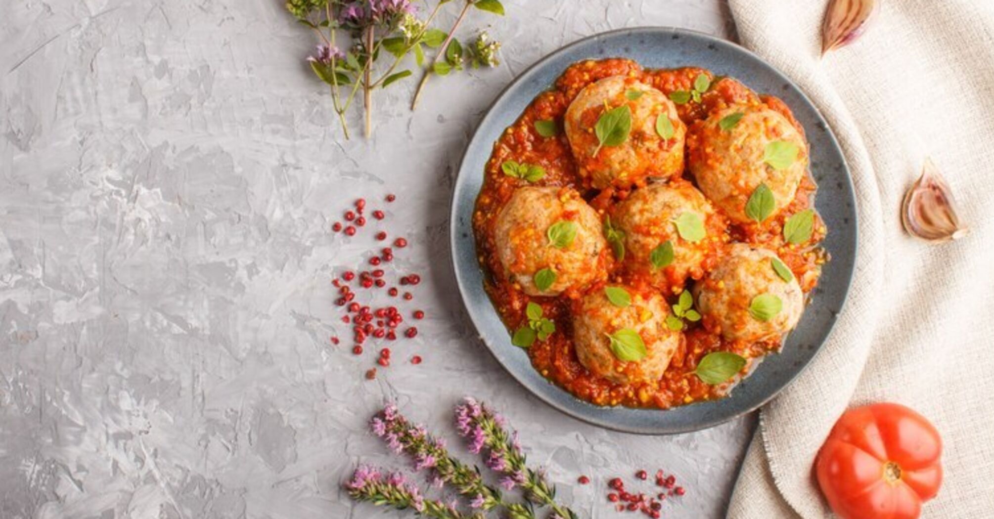 Juicy and tasty fish cakes in tomato sauce: a recipe for a healthy dish