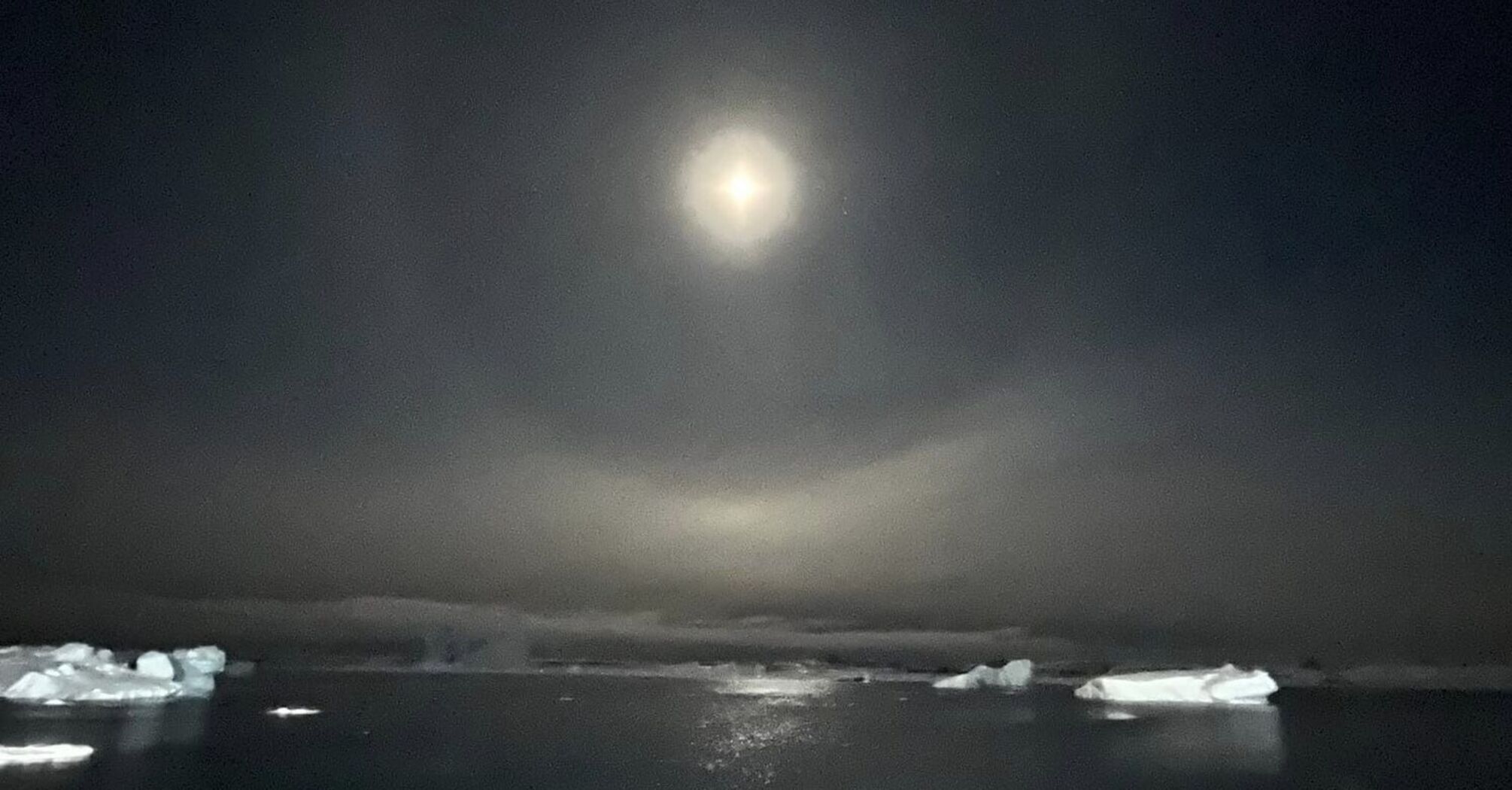 A Ukrainian polar explorer filmed an impressive lunar halo and pearly clouds over Vernadsky. Photo