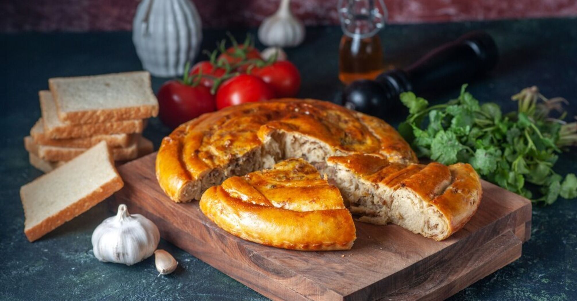 Hearty puff pastry pie with chicken and mushrooms: perfect for lunch