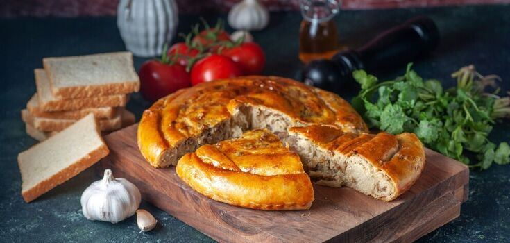 Hearty puff pastry pie with chicken and mushrooms: perfect for lunch