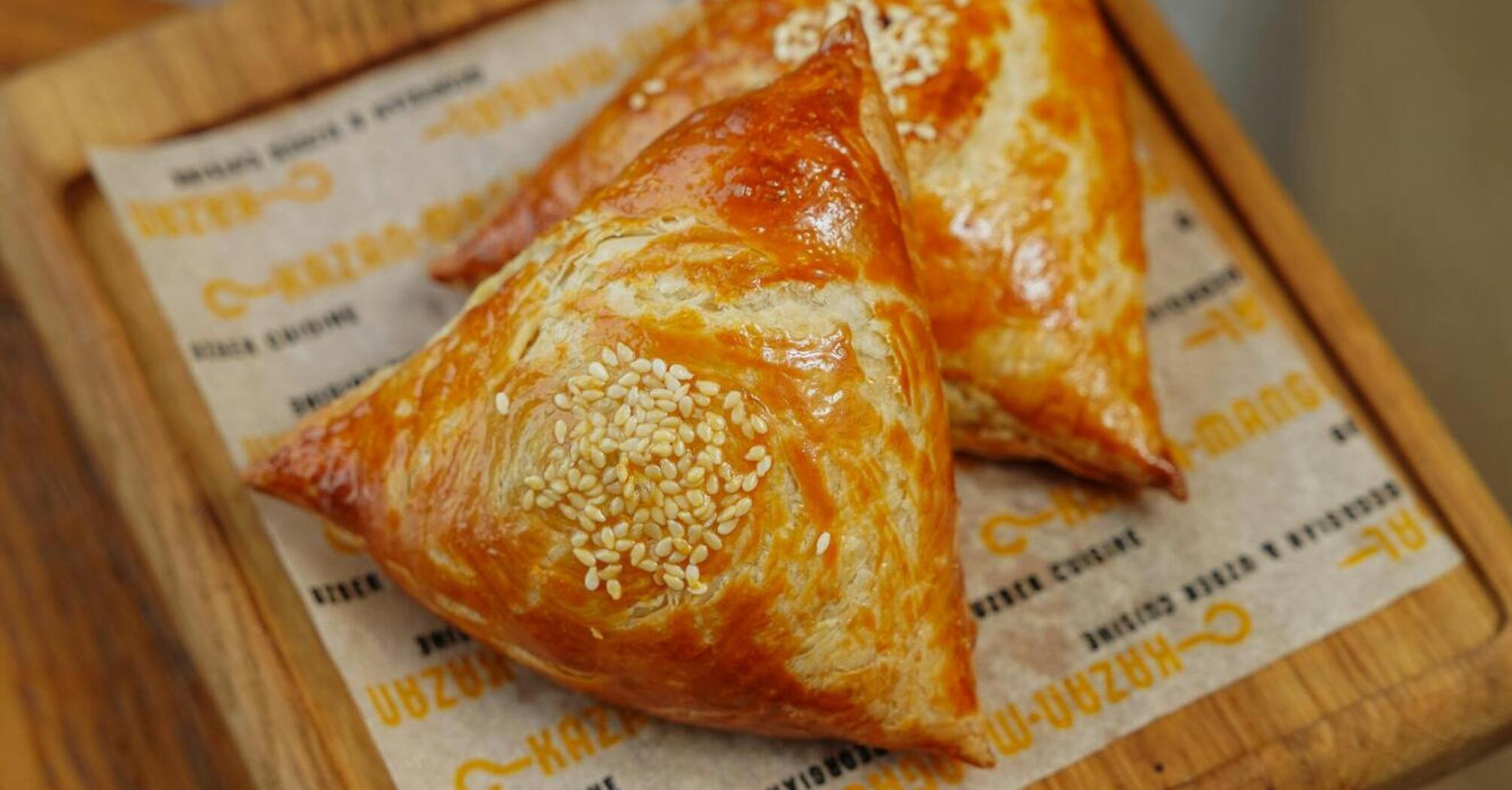 Crispy and very juicy Uzbek samsa: how to prepare puff pastry pies at home