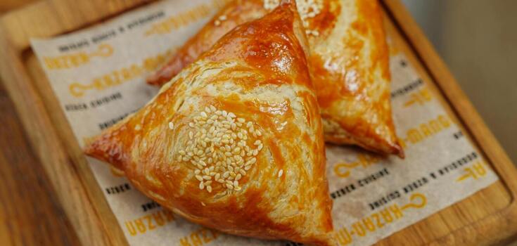 Crispy and very juicy Uzbek samsa: how to prepare puff pastry pies at home