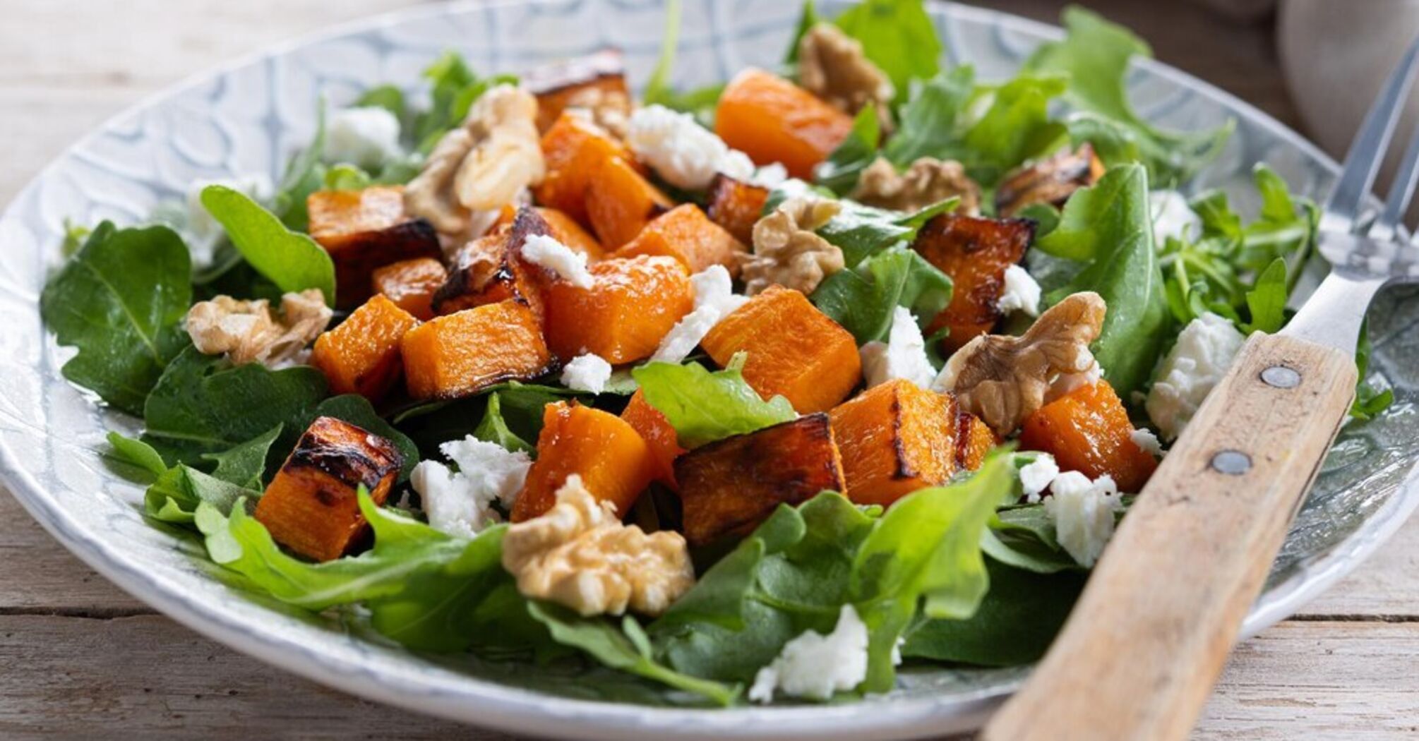 What a delicious autumn salad to make from pumpkin: a very light and nutritious dish