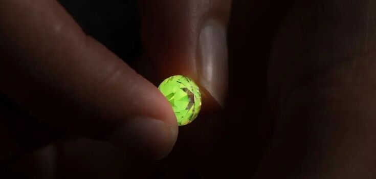 This is the first time a glow-in-the-dark crystal has been created in a laboratory. Photo.