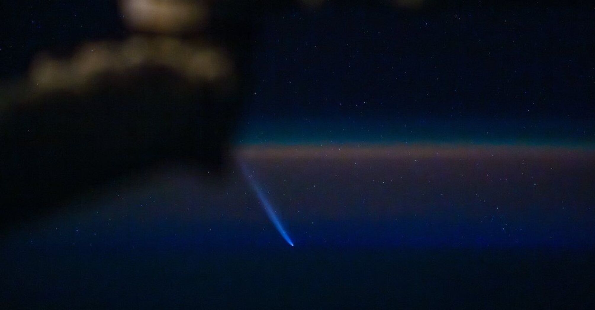 An incredible moment! A comet that appears once every 80 thousand years was captured in a photo from space