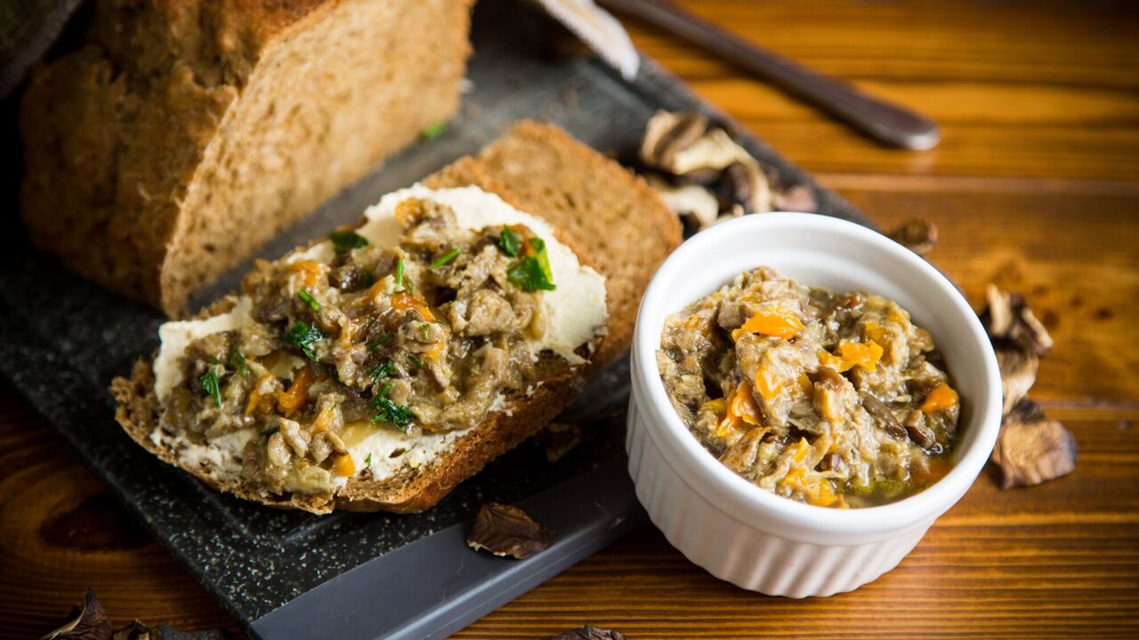 Delicious mushroom caviar for the winter: how to make a budget snack at home