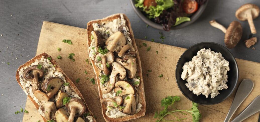 Sandwiches with mushrooms: an original dish recipe in 3 minutes