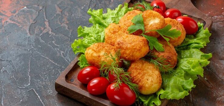 Juicy chicken cutlets without bread: how to replace the usual ingredient to make it tastier