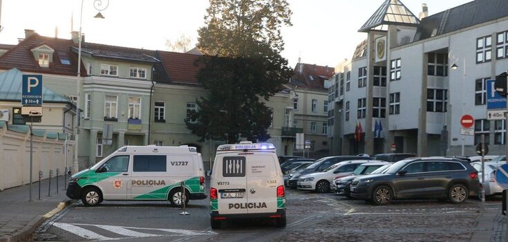 Pojazdy służb porządkowych w pobliżu budynku litewskiego Ministerstwa Obrony
