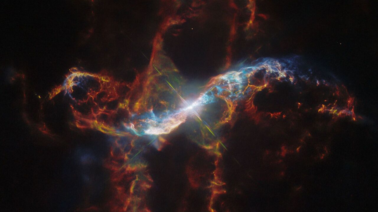 Teleskop Hubble'a uchwycił spektakularną erupcję "gwiezdnego wulkanu". Zdjęcia i wideo
