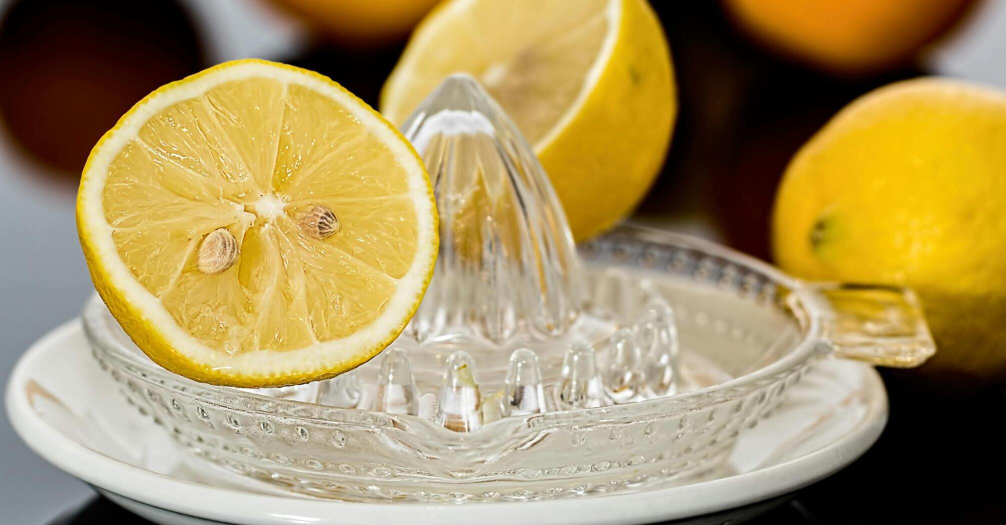 You are squeezing lemon juice incorrectly: a simple trick will make it easier