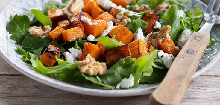Warm pumpkin salad with herbs and delicious dressing: a recipe for a healthy autumn dish