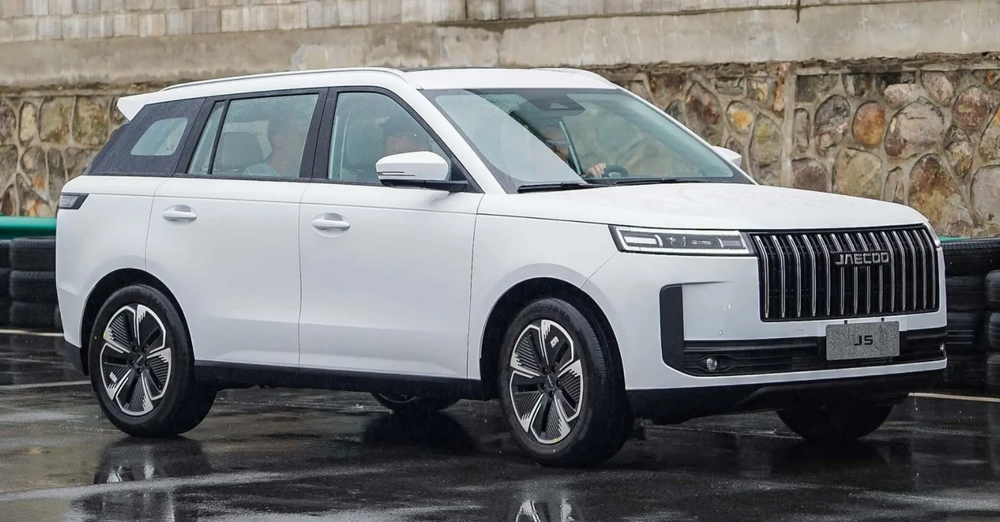 The new Chery Jaecoo 5 copied the design of the Range Rover - photos ...