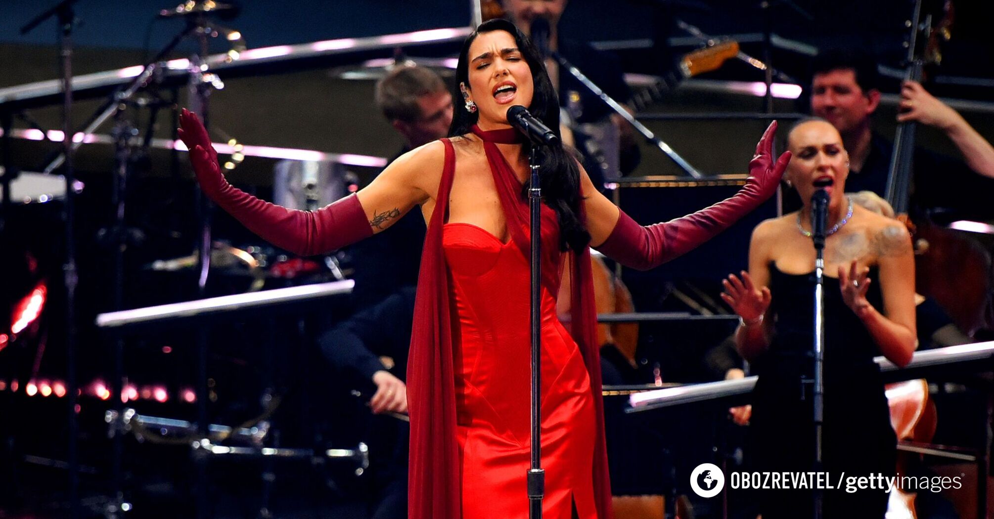 Dua Lipa appeared in a dress inspired by old Hollywood with a spicy touch. Photo