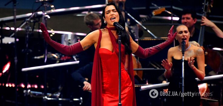 Dua Lipa appeared in a dress inspired by old Hollywood with a spicy touch. Photo