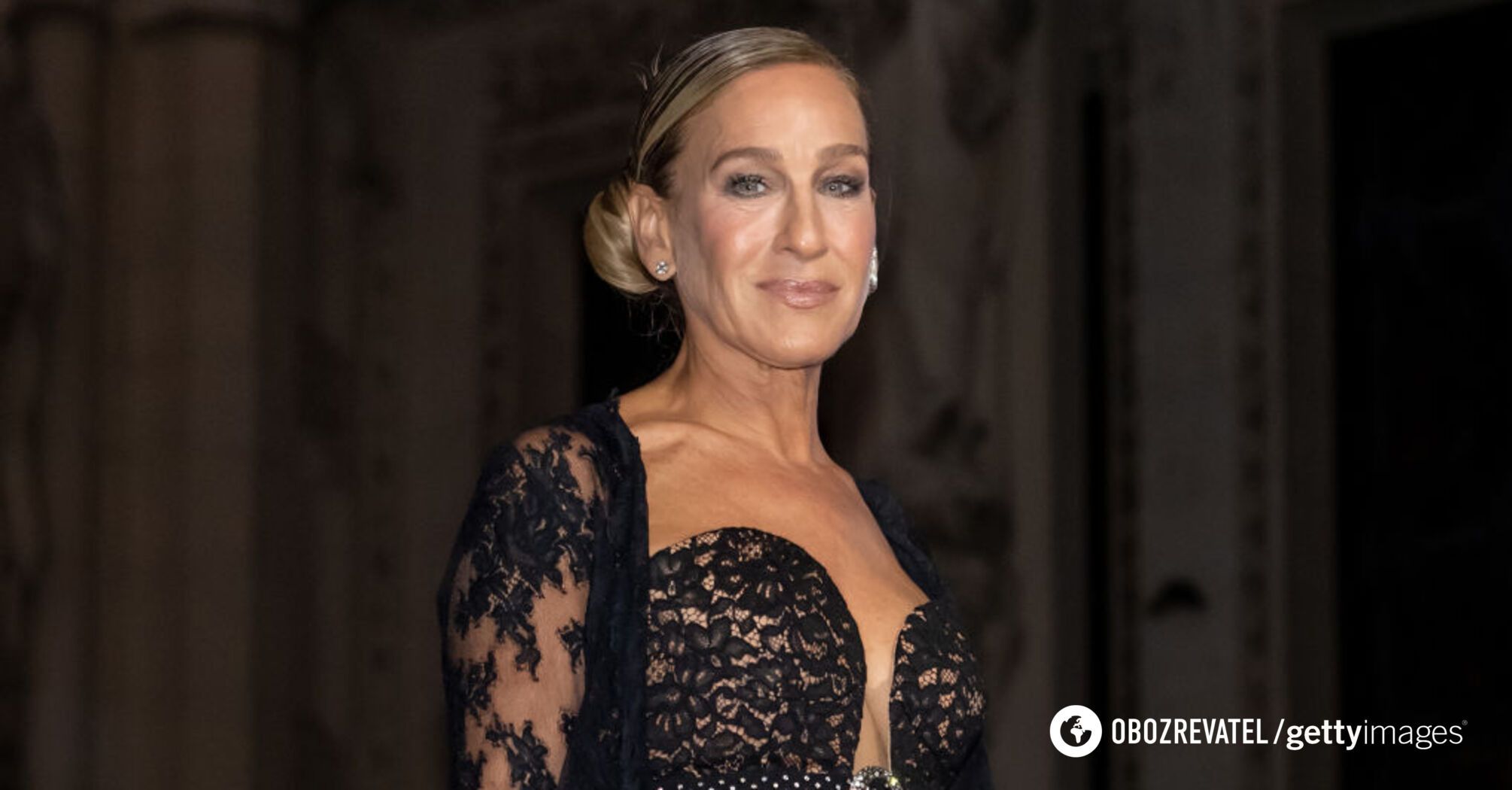 59-letnia Sarah Jessica Parker błysnęła na czerwonym dywanie nietypowym, głębokim dekoltem. Zdjęcie