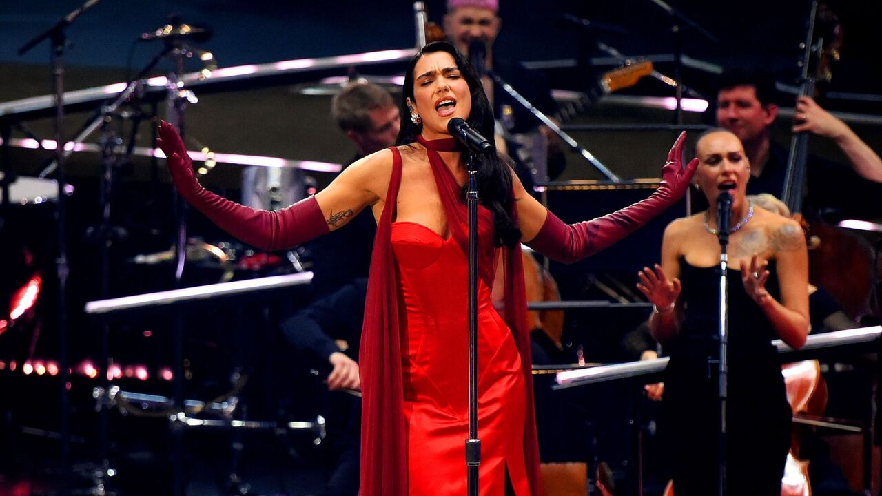 Dua Lipa pojawiła się w sukience inspirowanej starym Hollywood z pikantnym akcentem. Zdjęcie
