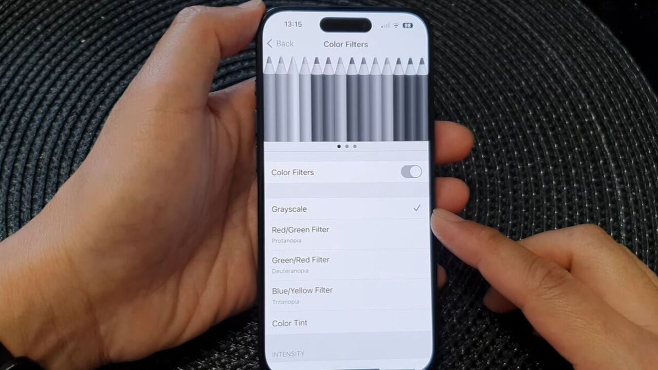 Zobacz różnicę! Jak włączyć filtr szarości na iPhonie dla osób o wrażliwych oczach