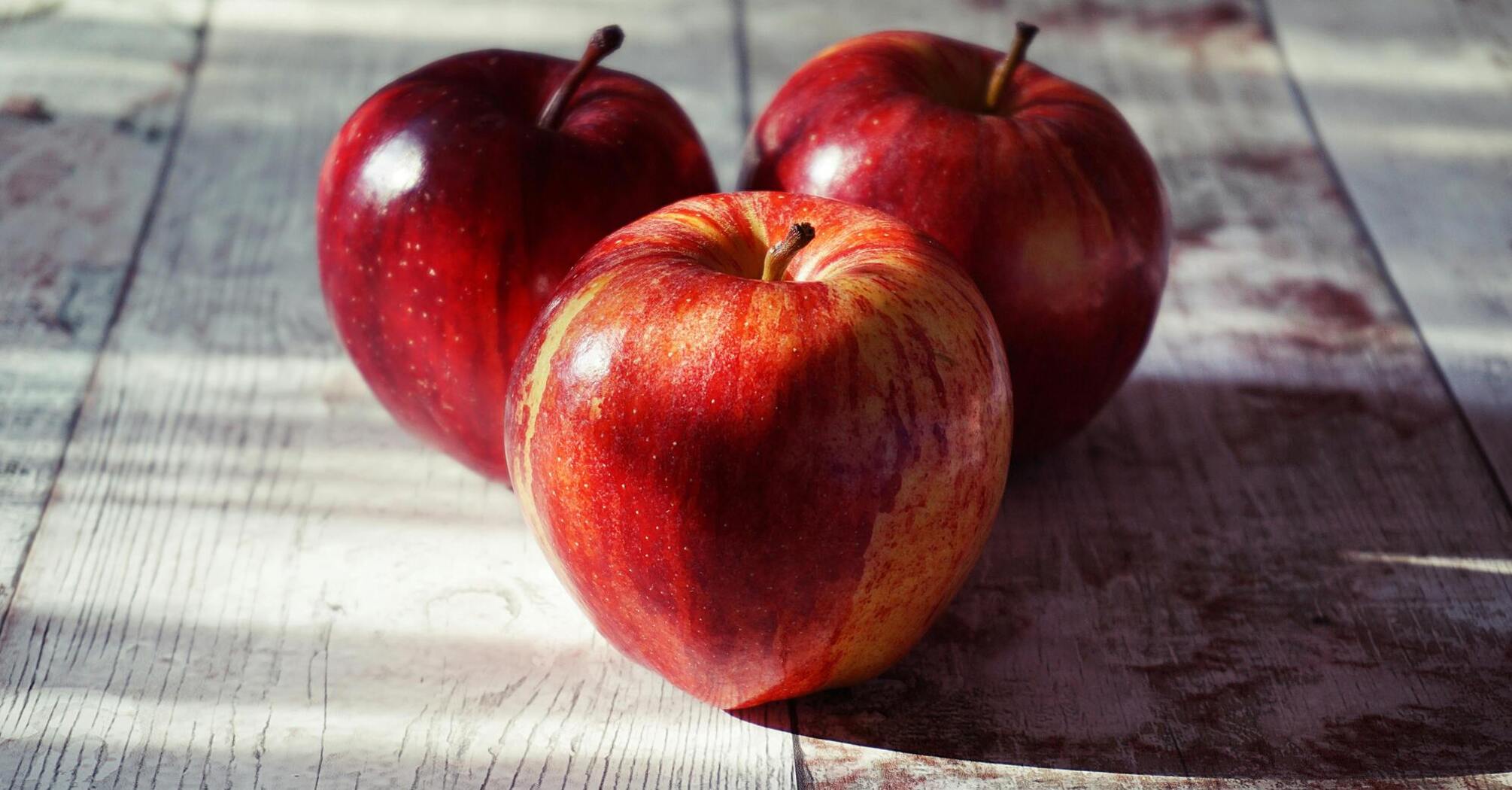 Don't throw away apple peel: how and where to use it in the kitchen