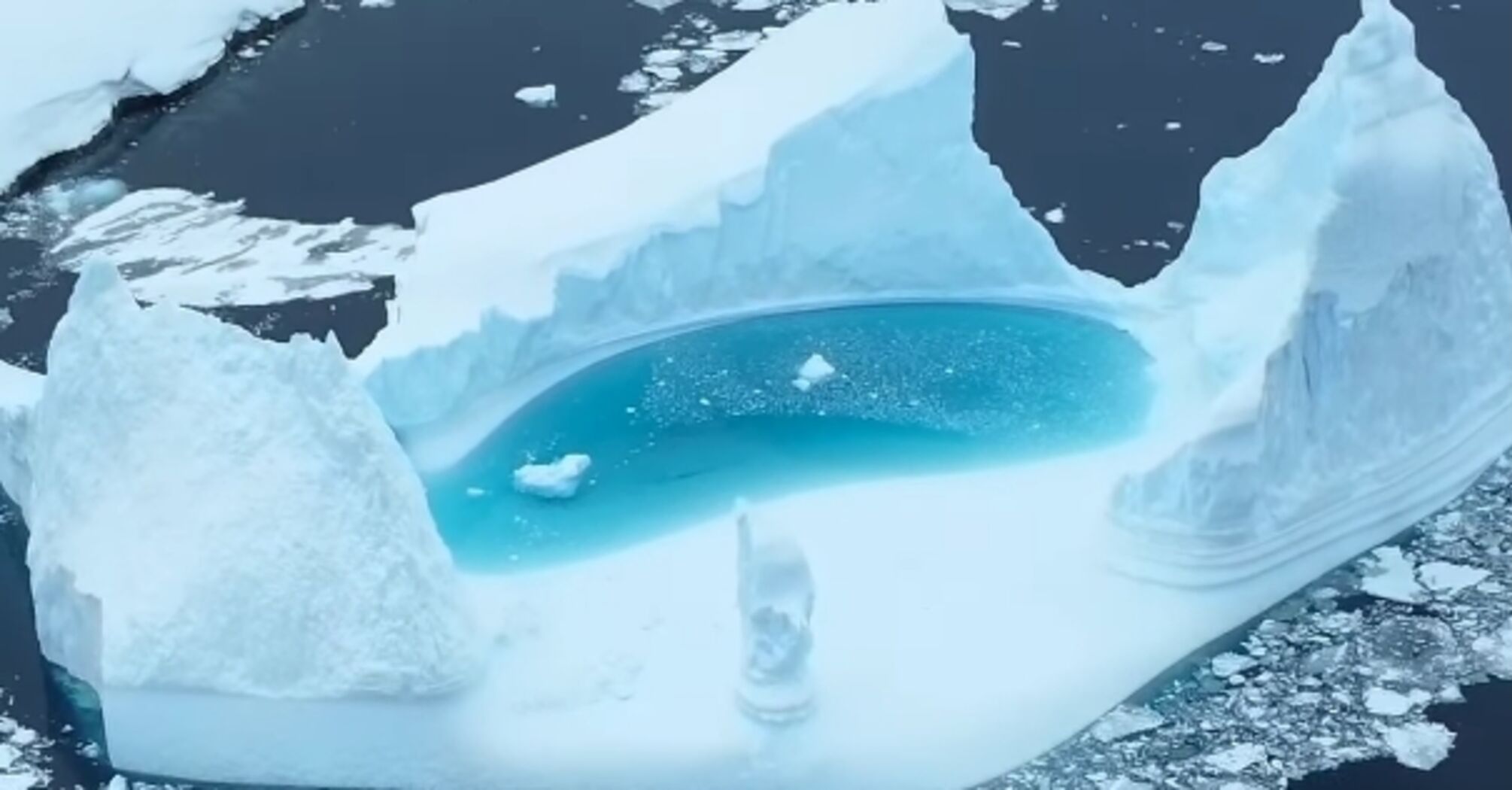 A Ukrainian polar explorer filmed an iceberg with its own pool from a drone. Video