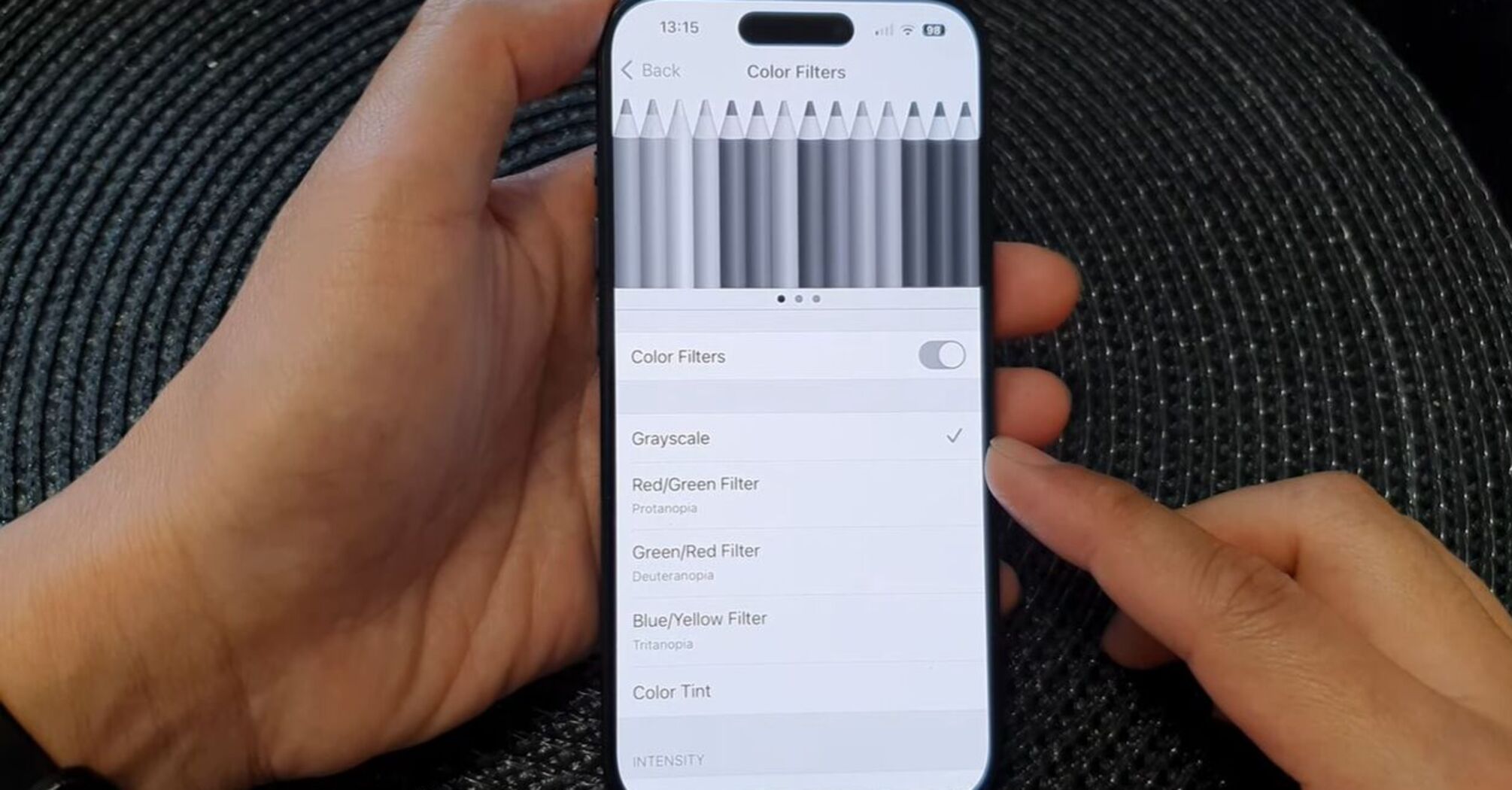 See the difference! How to turn on the gray filter on iPhone for people with sensitive eyes