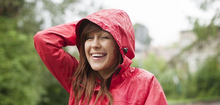 Who gets wet faster in the rain: a person who runs or walks? Physicist's explanation
