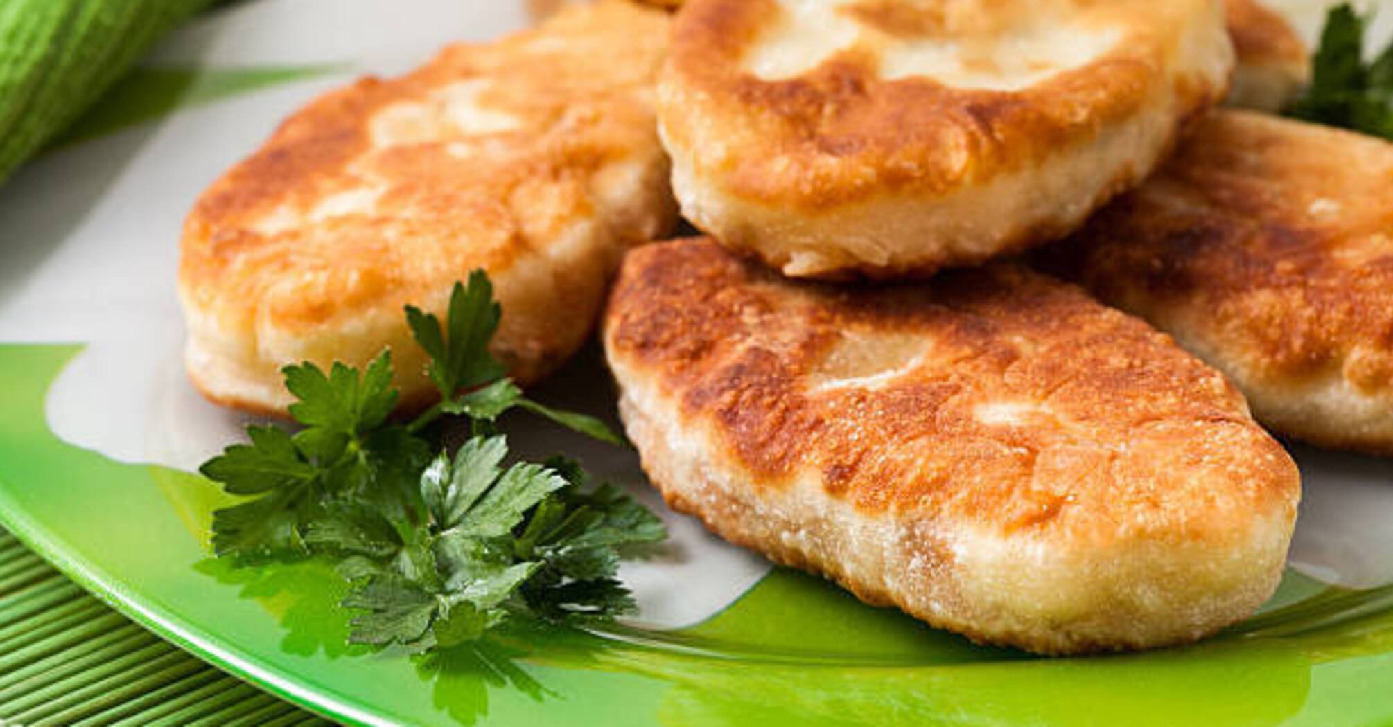 Fried pies with green onions and eggs: cook in a pan for 15 minutes