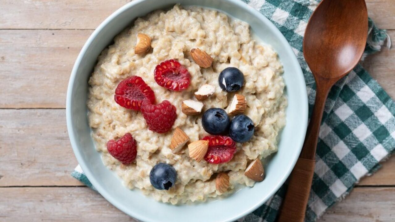 Never cook oatmeal this way: mistakes that make the porridge tasteless are named