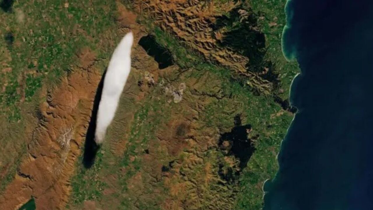 Eerie "UFO cloud" spotted again over a mountain in New Zealand: what is known about the mysterious phenomenon
