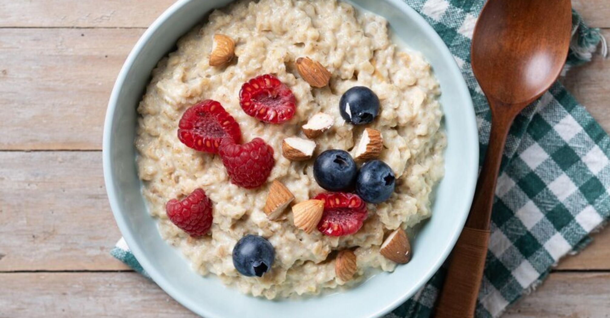 Never cook oatmeal this way: mistakes that make the porridge tasteless are named