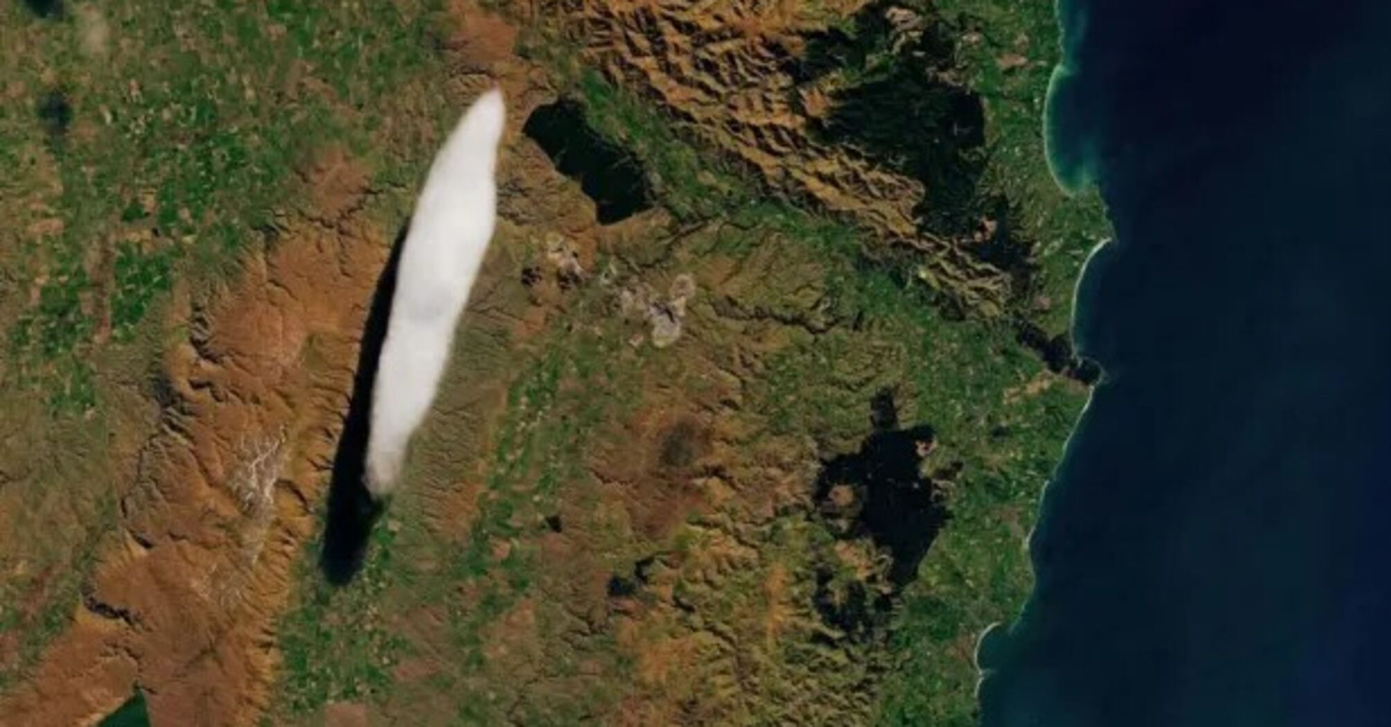 Niesamowita "chmura UFO" ponownie zauważona nad górą w Nowej Zelandii: co wiadomo o tajemniczym zjawisku
