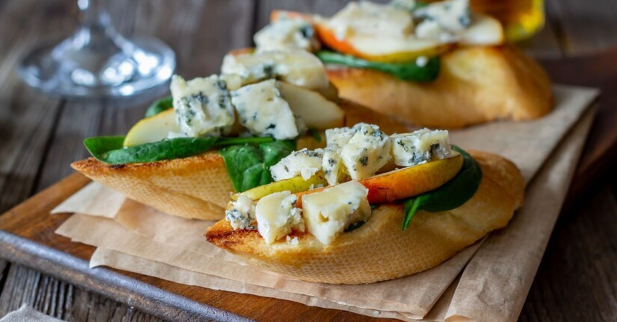 Delicious pear and cheese bruschetta with wine: a dish that will impress all your guests