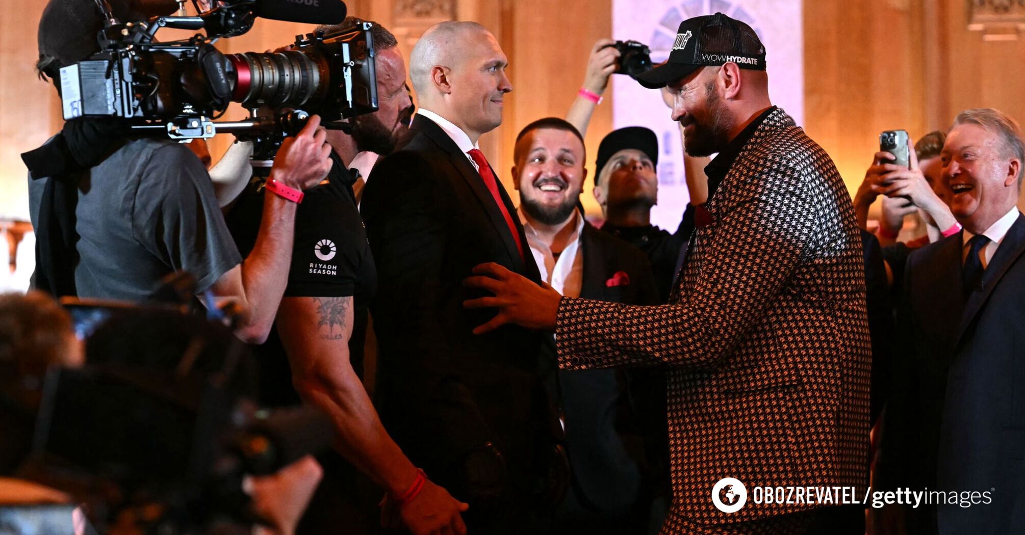 Fury made a strange prank during a duel of looks with Usyk. Video