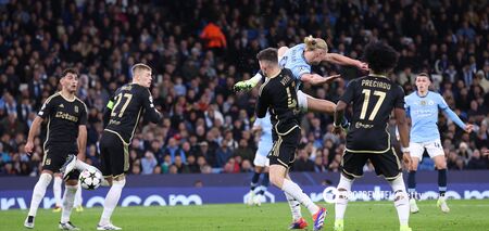 Pięta w wyskoku tyłem do bramki: niesamowity gol w stylu Zlatana Ibrahimovicia strzelony w Lidze Mistrzów. Wideo