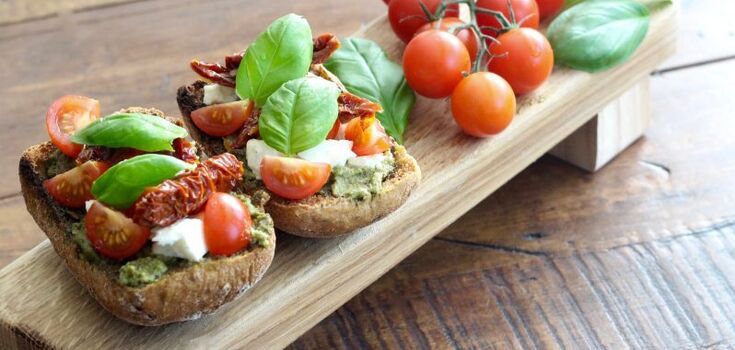 An original appetizer from an ordinary baguette: what delicious ingredients to use