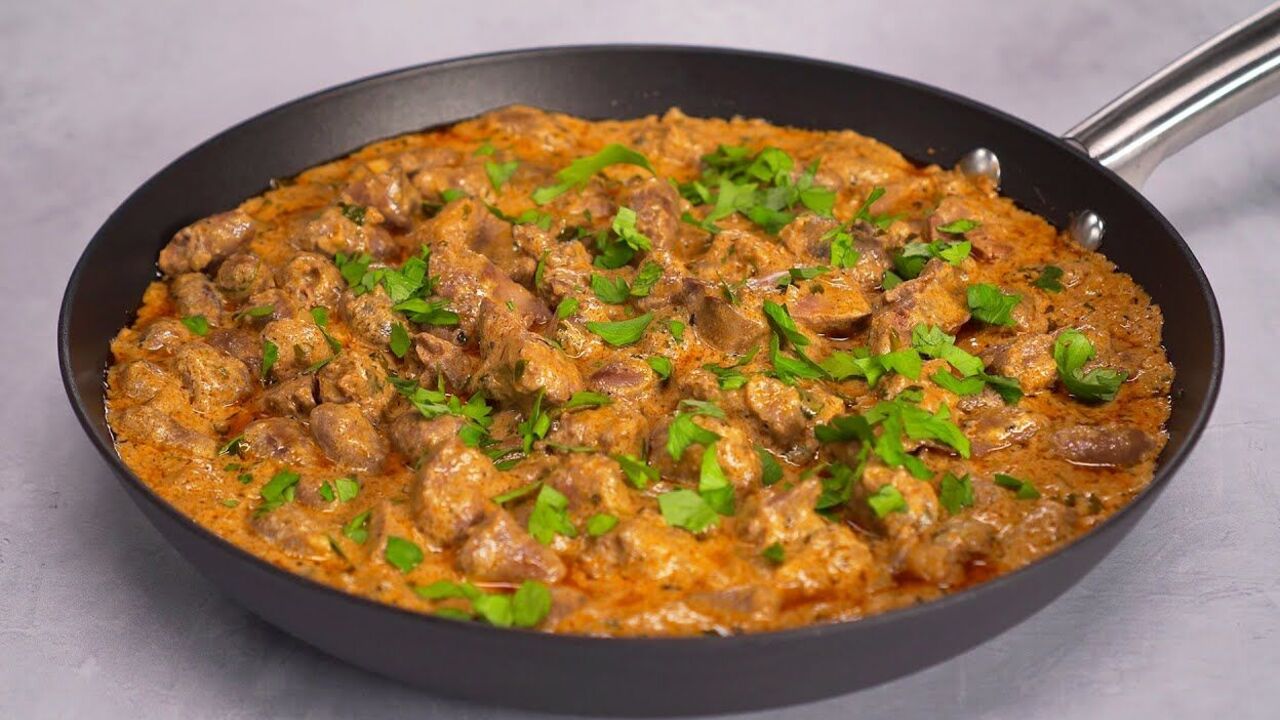 Braised chicken hearts in sour cream: perfect for porridge, potatoes and any side dish