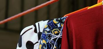 Fashionable burgundy is not for everyone: the star stylist told us what things and makeup add age