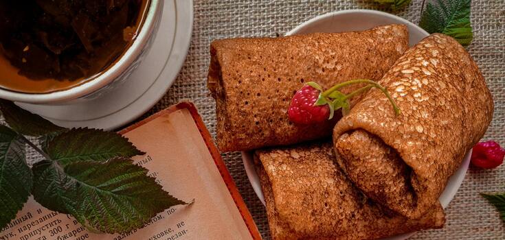 How to properly wrap the filling in a pancake so that it does not fall out: a simple method