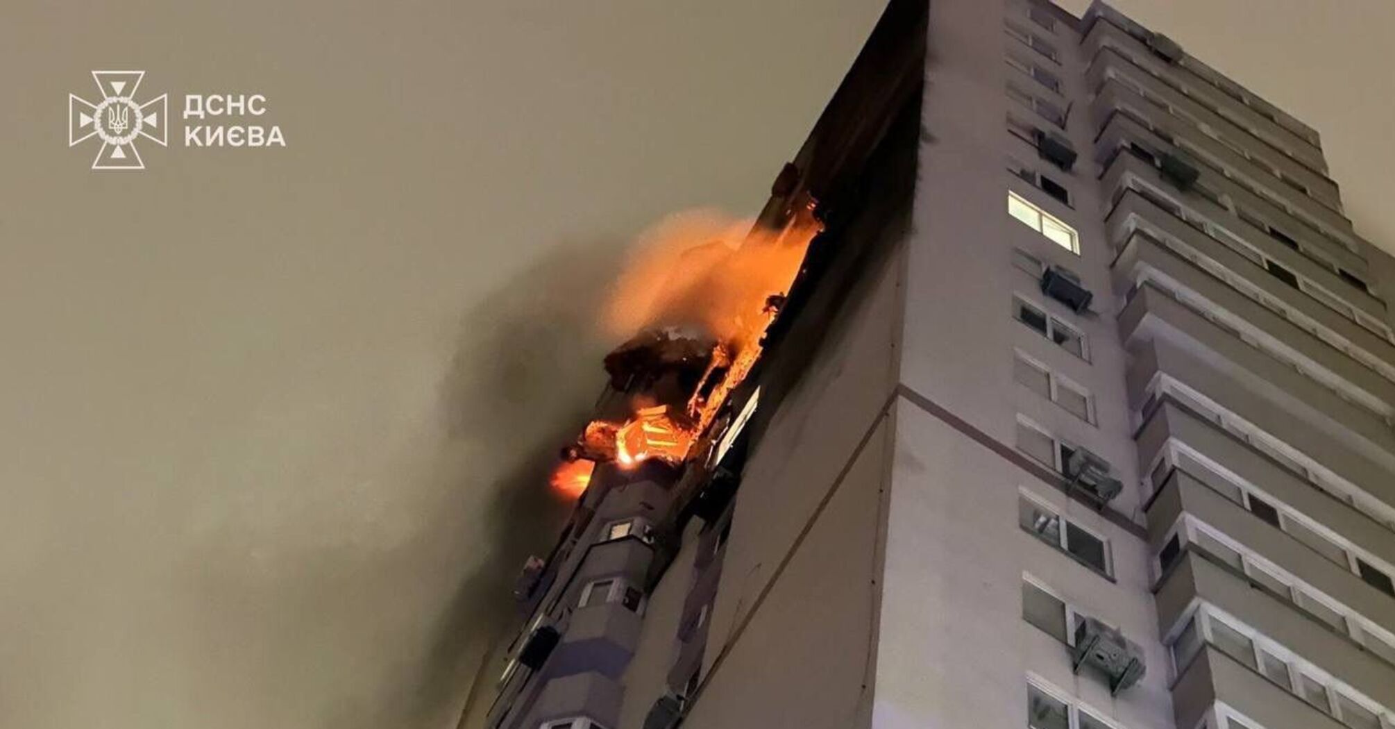 Rosyjski dron uderza w wieżowiec w Kijowie: mieszkania uszkodzone, młoda dziewczyna zabita, są ranni. Zdjęcia i wideo