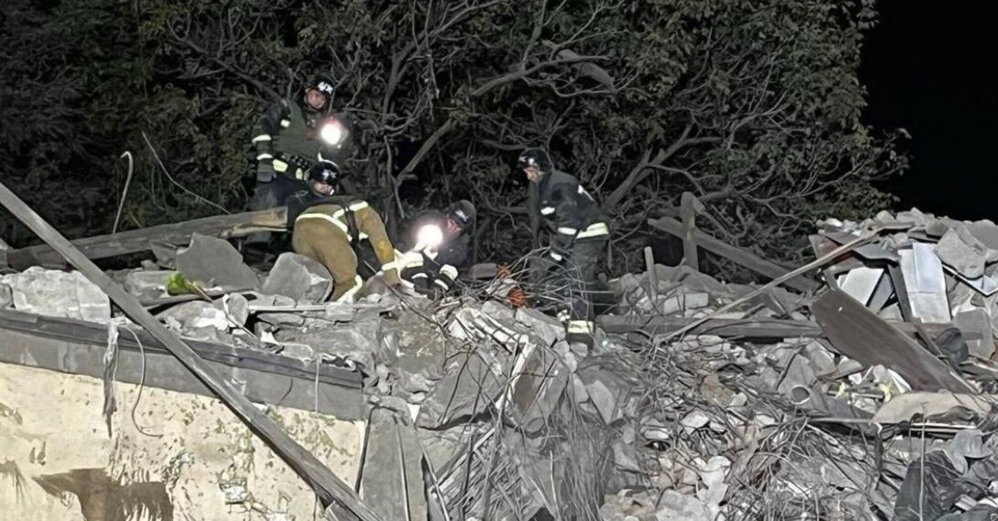 State Emergency Service rescues a woman from under the rubble after the Russian missile attack on Dnipro. Video