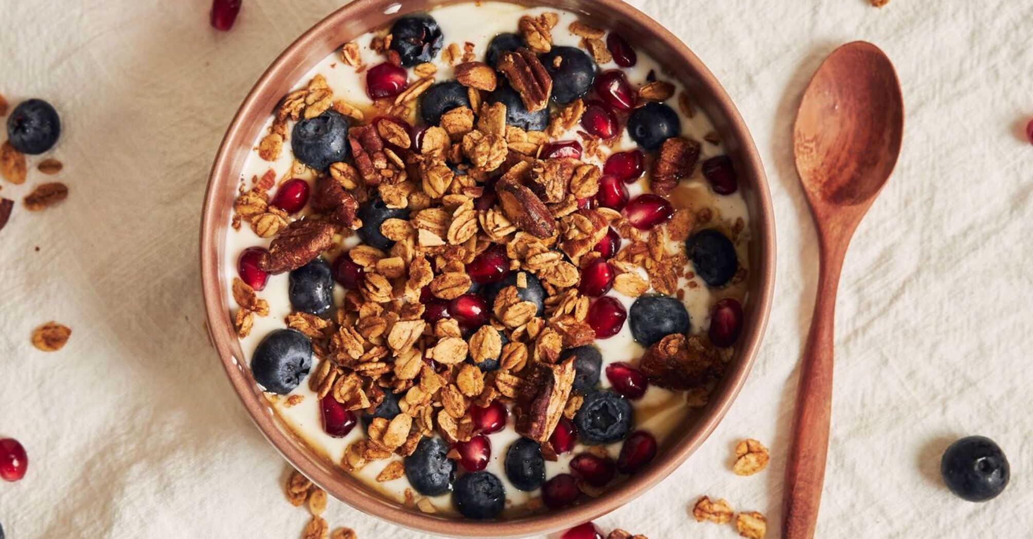 Homemade granola with raisins and berries: a great option for quick breakfasts