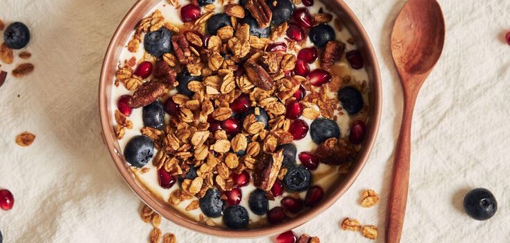 Domowa granola z rodzynkami i jagodami: świetna opcja na szybkie śniadanie