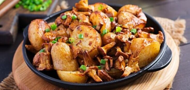 How to cook delicious potatoes with chanterelles: you don't even need meat